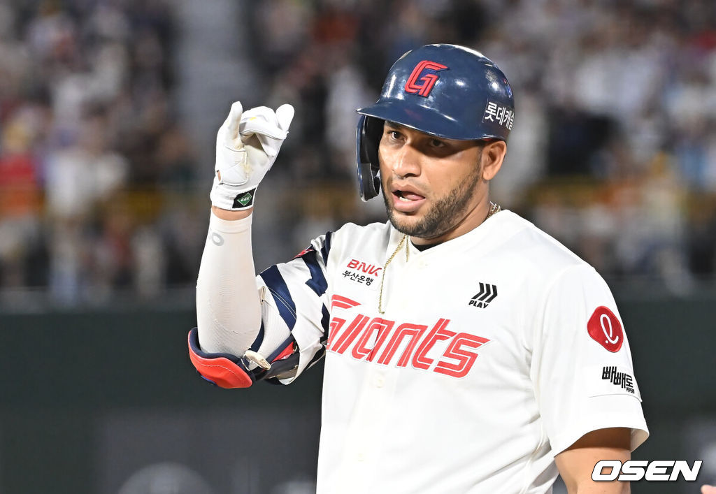 19일 부산 사직야구장에서 2025 신한 SOL 뱅크 KBO 리그 롯데 자이언츠와 한화 이글스의 경기가 열렸다. 홈팀 롯데는 나균안이, 방문팀 한화는 황준서가 선발 출전했다.롯데 자이언츠 레이예스가 7회말 1사 2루 중견수 오른쪽 1타점 안타를 치고 세리머니를 하고 있다. 2025.06.19 / foto0307@osen.co.kr