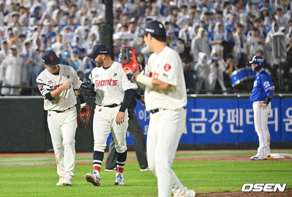 20일 부산 사직야구장에서 2025 신한 SOL 뱅크 KBO 리그 롯데 자이언츠와 삼성 라이온즈의 경기가 열렸다. 홈팀 롯데는 감보아가, 방문팀 삼성은 김대호가 선발 출전했다.롯데 자이언츠 감보아가 5회초 1사 2,3루 삼성 라이온즈 양도근의 3루 땅볼때 박병호와 충돌, 수비방해로 생각하고 김민성과 기뻐하고 있다. 결과는 박병호만 태그 아웃으로 판정. 2025.06.20 / foto0307@osen.co.kr
