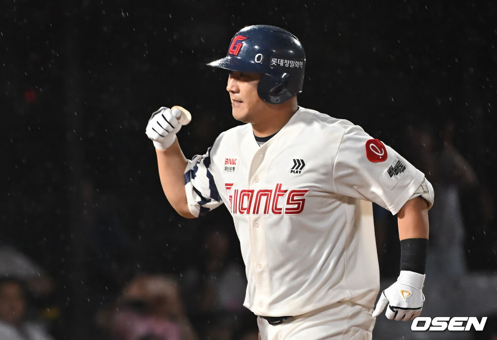 20일 부산 사직야구장에서 2025 신한 SOL 뱅크 KBO 리그 롯데 자이언츠와 삼성 라이온즈의 경기가 열렸다. 홈팀 롯데는 감보아가, 방문팀 삼성은 김대호가 선발 출전했다.롯데 자이언츠 정훈이 8회말 1사 좌월 솔로 홈런을 치고 하이파이브를 하고 있다. 2025.06.20 / foto0307@osen.co.kr