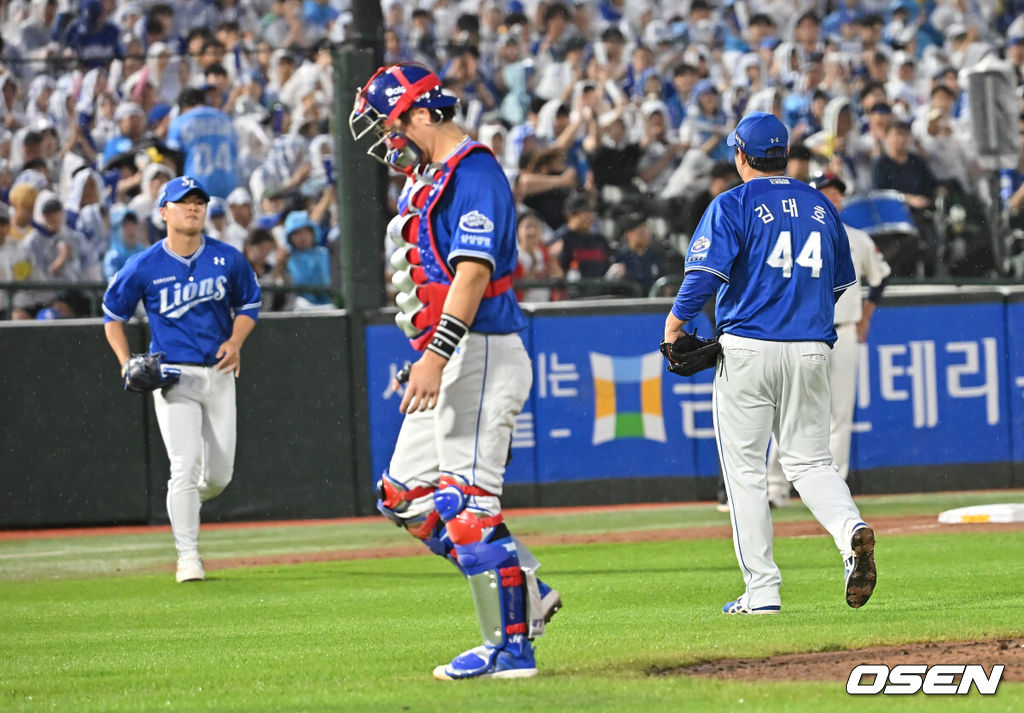 20일 부산 사직야구장에서 2025 신한 SOL 뱅크 KBO 리그 롯데 자이언츠와 삼성 라이온즈의 경기가 열렸다. 홈팀 롯데는 감보아가, 방문팀 삼성은 김대호가 선발 출전했다.삼성 라이온즈 선발 투수 김대호가 4회말 교체되고 있다. 2025.06.20 / foto0307@osen.co.kr