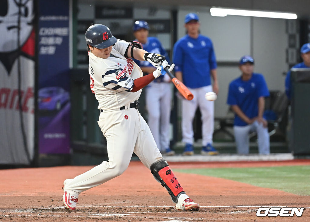 20일 부산 사직야구장에서 2025 신한 SOL 뱅크 KBO 리그 롯데 자이언츠와 삼성 라이온즈의 경기가 열렸다. 홈팀 롯데는 감보아가, 방문팀 삼성은 김대호가 선발 출전했다.롯데 자이언츠 정보근이 2회말 2사 1,2루 좌익수 왼쪽 2타점 2루타를 치고 있다. 2025.06.20 / foto0307@osen.co.kr