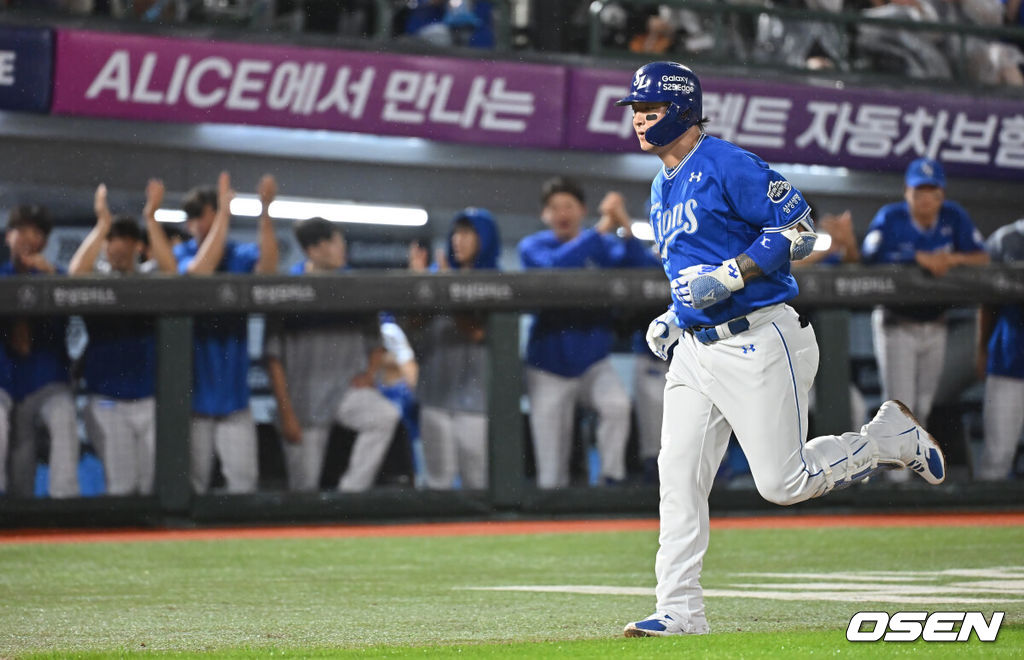20일 부산 사직야구장에서 2025 신한 SOL 뱅크 KBO 리그 롯데 자이언츠와 삼성 라이온즈의 경기가 열렸다. 홈팀 롯데는 감보아가, 방문팀 삼성은 김대호가 선발 출전했다.삼성 라이온즈 박병호가 7회초 좌월 솔로 홈런을 치고 그라운드를 돌고 있다. 2025.06.20 / foto0307@osen.co.kr