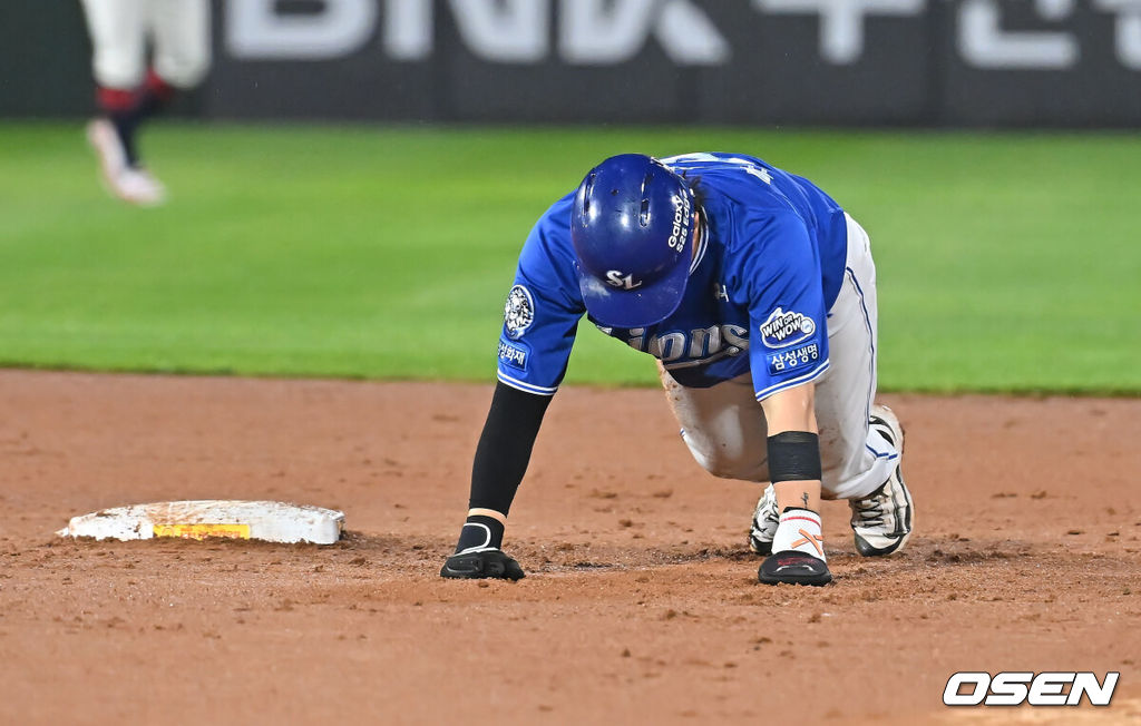 20일 부산 사직야구장에서 2025 신한 SOL 뱅크 KBO 리그 롯데 자이언츠와 삼성 라이온즈의 경기가 열렸다. 홈팀 롯데는 감보아가, 방문팀 삼성은 김대호가 선발 출전했다.삼성 라이온즈 류지혁이 7회초 무사 1루 김지찬의 중견수 플라이 아웃때 2루에서 미끌어지며 귀루하지 못해 아웃되고 있다. 2025.06.20 / foto0307@osen.co.kr