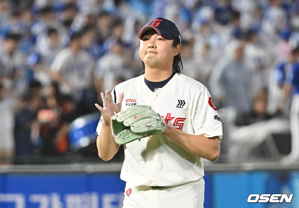 20일 부산 사직야구장에서 2025 신한 SOL 뱅크 KBO 리그 롯데 자이언츠와 삼성 라이온즈의 경기가 열렸다. 홈팀 롯데는 감보아가, 방문팀 삼성은 김대호가 선발 출전했다.롯데 자이언츠 정철원이 8회초 2사 삼성 라이온즈 강민호를 유격수 땅볼로 잡고 기뻐하고 있다. 2025.06.20 / foto0307@osen.co.kr