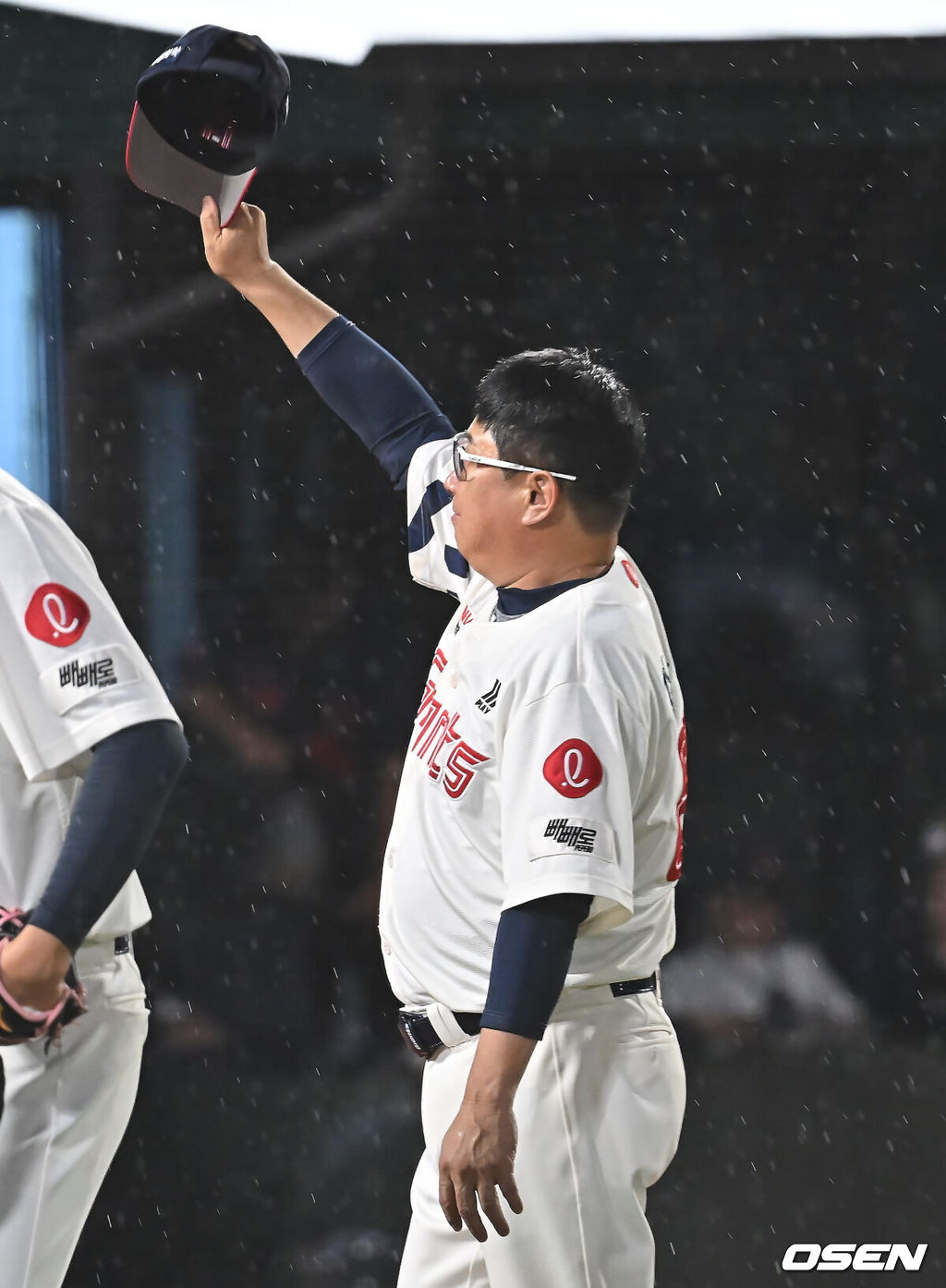 20일 부산 사직야구장에서 2025 신한 SOL 뱅크 KBO 리그 롯데 자이언츠와 삼성 라이온즈의 경기가 열렸다. 홈팀 롯데는 감보아가, 방문팀 삼성은 김대호가 선발 출전했다.롯데 자이언츠 김태형 감독이 삼성 라이온즈에 3-1로 승리한 후 팬들에게 인사를 하고 있다. 2025.06.20 / foto0307@osen.co.kr