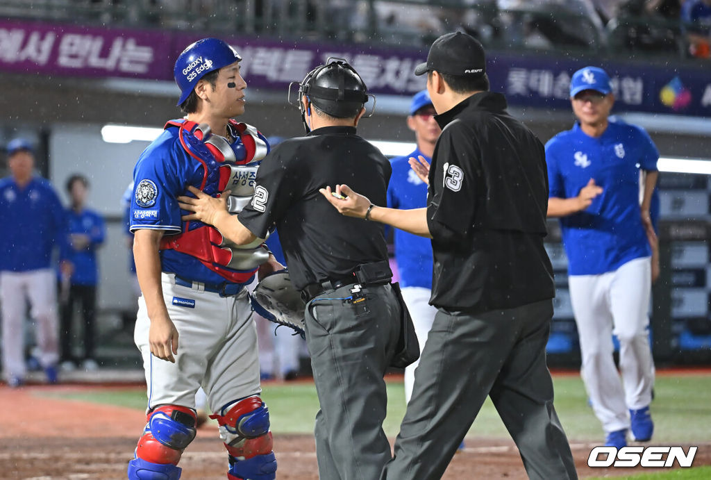20일 부산 사직야구장에서 2025 신한 SOL 뱅크 KBO 리그 롯데 자이언츠와 삼성 라이온즈의 경기가 열렸다. 홈팀 롯데는 감보아가, 방문팀 삼성은 김대호가 선발 출전했다.삼성 라이온즈 강민호가 8회말 2사 롯데 자이언츠 한태양 타석때 1루심과 신경전을 벌이고 있다. 2025.06.20 / foto0307@osen.co.kr