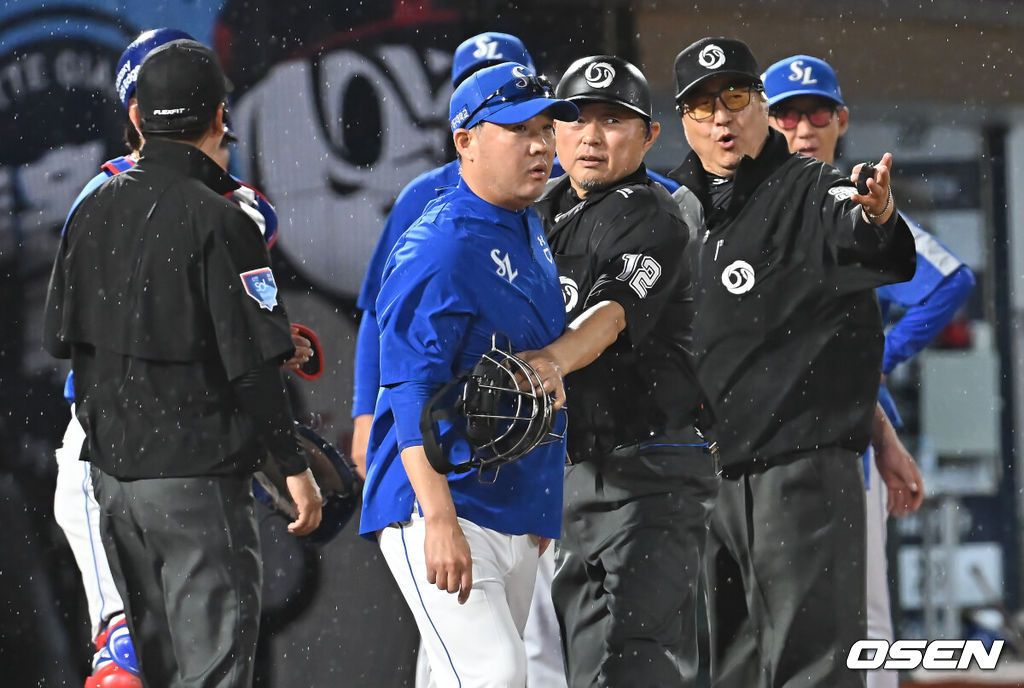20일 부산 사직야구장에서 2025 신한 SOL 뱅크 KBO 리그 롯데 자이언츠와 삼성 라이온즈의 경기가 열렸다. 홈팀 롯데는 감보아가, 방문팀 삼성은 김대호가 선발 출전했다.삼성 라이온즈 박진만 감독이 8회말 2사 롯데 자이언츠 한태양 타석때 강민호가 1루심과 신경전을 벌이자 1루로 나가고 있다. 2025.06.20 / foto0307@osen.co.kr