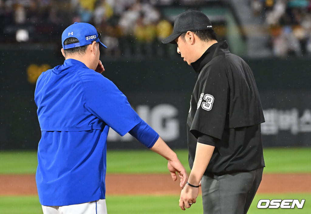 20일 부산 사직야구장에서 2025 신한 SOL 뱅크 KBO 리그 롯데 자이언츠와 삼성 라이온즈의 경기가 열렸다. 홈팀 롯데는 감보아가, 방문팀 삼성은 김대호가 선발 출전했다.삼성 라이온즈 박진만 감독이 8회말 2사 롯데 자이언츠 한태양 타석때 강민호가 1루심과 신경전을 벌이자 얘기를 하고 있다. 2025.06.20 / foto0307@osen.co.kr