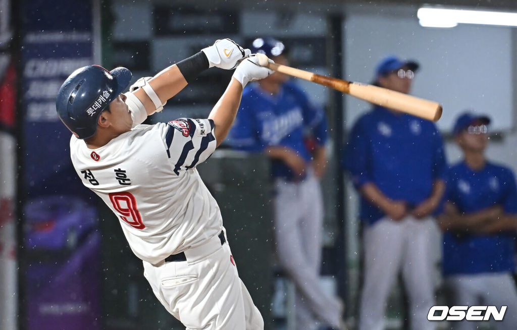 20일 부산 사직야구장에서 2025 신한 SOL 뱅크 KBO 리그 롯데 자이언츠와 삼성 라이온즈의 경기가 열렸다. 홈팀 롯데는 감보아가, 방문팀 삼성은 김대호가 선발 출전했다.롯데 자이언츠 정훈이 8회말 1사 좌월 솔로 홈런을 치고 있다. 2025.06.20 / foto0307@osen.co.kr