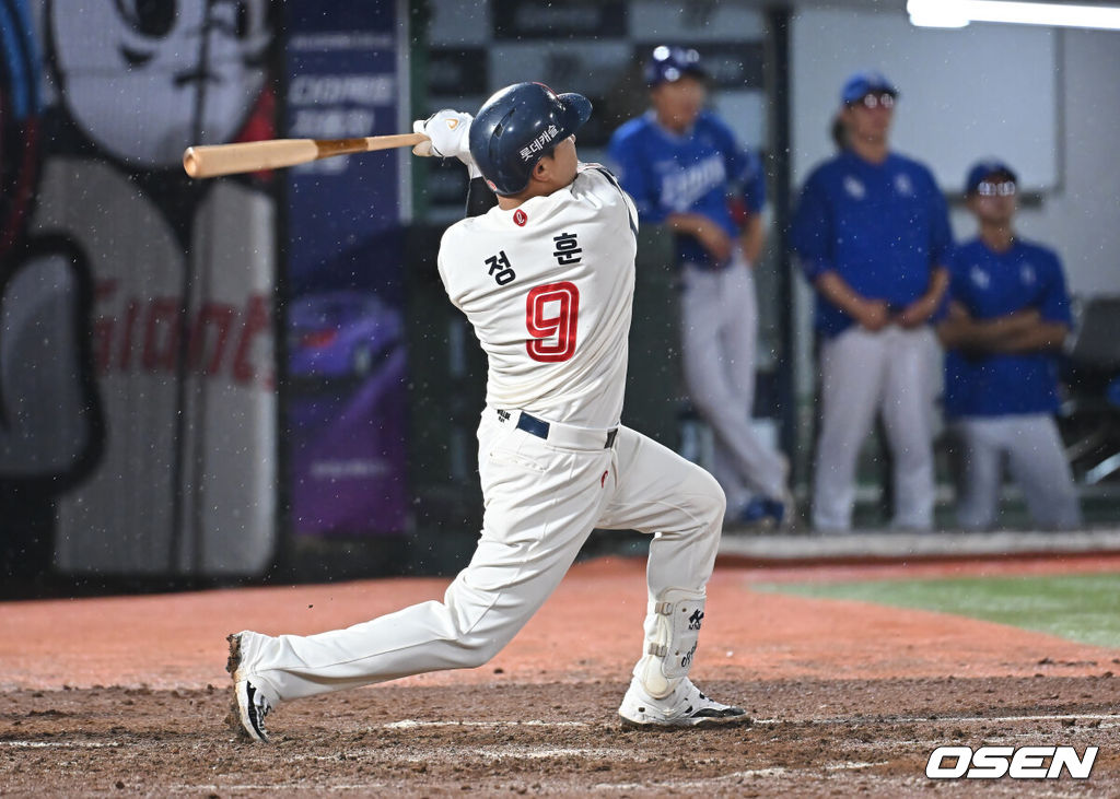 20일 부산 사직야구장에서 2025 신한 SOL 뱅크 KBO 리그 롯데 자이언츠와 삼성 라이온즈의 경기가 열렸다. 홈팀 롯데는 감보아가, 방문팀 삼성은 김대호가 선발 출전했다.롯데 자이언츠 정훈이 8회말 1사 좌월 솔로 홈런을 치고 있다. 2025.06.20 / foto0307@osen.co.kr