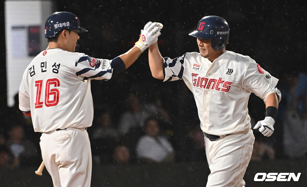 20일 부산 사직야구장에서 2025 신한 SOL 뱅크 KBO 리그 롯데 자이언츠와 삼성 라이온즈의 경기가 열렸다. 홈팀 롯데는 감보아가, 방문팀 삼성은 김대호가 선발 출전했다.롯데 자이언츠 정훈이 8회말 1사 좌월 솔로 홈런을 치고 하이파이브를 하고 있다. 2025.06.20 / foto0307@osen.co.kr