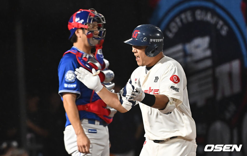 20일 부산 사직야구장에서 2025 신한 SOL 뱅크 KBO 리그 롯데 자이언츠와 삼성 라이온즈의 경기가 열렸다. 홈팀 롯데는 감보아가, 방문팀 삼성은 김대호가 선발 출전했다.롯데 자이언츠 정훈이 8회말 1사 좌월 솔로 홈런을 치고 환호하고 있다. 2025.06.20 / foto0307@osen.co.kr
