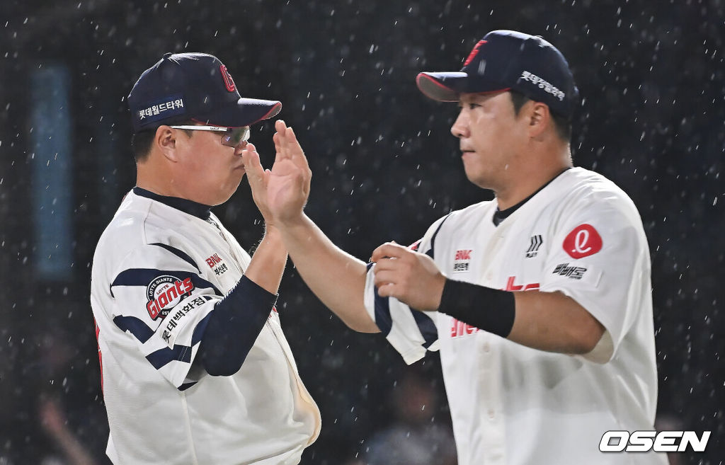 20일 부산 사직야구장에서 2025 신한 SOL 뱅크 KBO 리그 롯데 자이언츠와 삼성 라이온즈의 경기가 열렸다. 홈팀 롯데는 감보아가, 방문팀 삼성은 김대호가 선발 출전했다.롯데 자이언츠 김태형 감독이 삼성 라이온즈에 3-1로 승리한 후 정훈과 기쁨을 나누고 있다. 2025.06.20 / foto0307@osen.co.kr