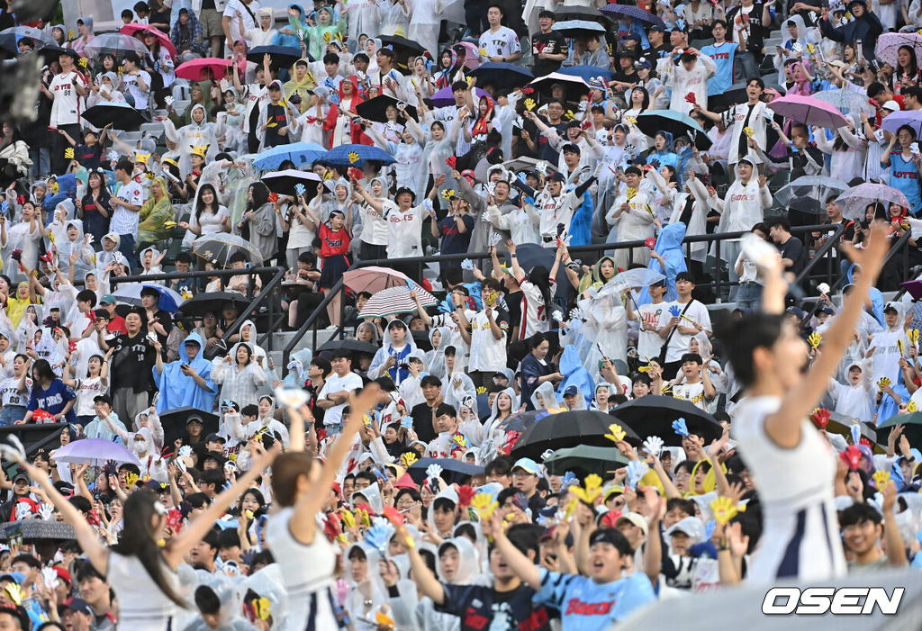20일 부산 사직야구장에서 2025 신한 SOL 뱅크 KBO 리그 롯데 자이언츠와 삼성 라이온즈의 경기가 열렸다. 홈팀 롯데는 감보아가, 방문팀 삼성은 김대호가 선발 출전했다.비가 내리기 시작했지만 팬들이 더욱 열띤 응원을 하고 있다. 2025.06.20 / foto0307@osen.co.kr
