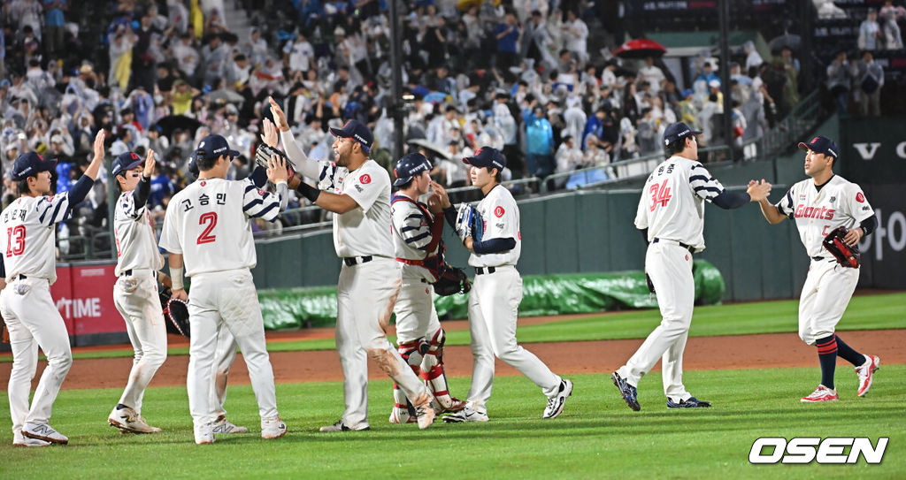20일 부산 사직야구장에서 2025 신한 SOL 뱅크 KBO 리그 롯데 자이언츠와 삼성 라이온즈의 경기가 열렸다. 홈팀 롯데는 감보아가, 방문팀 삼성은 김대호가 선발 출전했다.롯데 자이언츠 선수들이 삼성 라이온즈에 3-1로 승리한 후 기쁨을 나누고 있다. 2025.06.20 / foto0307@osen.co.kr
