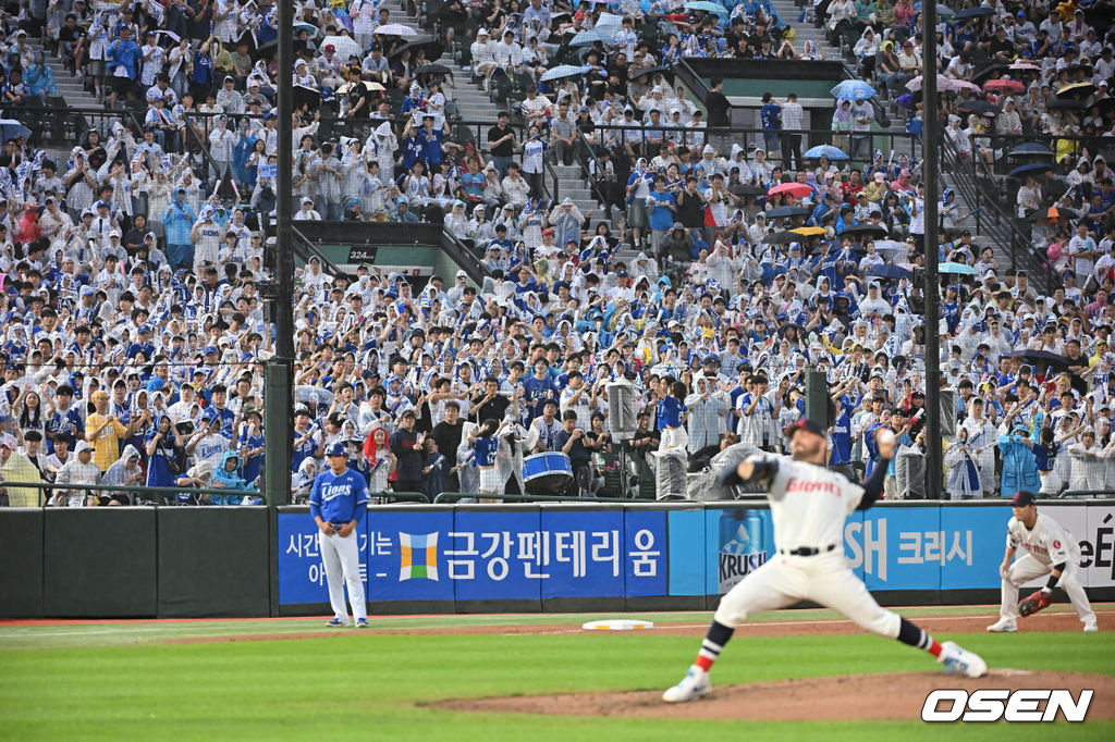 20일 부산 사직야구장에서 2025 신한 SOL 뱅크 KBO 리그 롯데 자이언츠와 삼성 라이온즈의 경기가 열렸다. 홈팀 롯데는 감보아가, 방문팀 삼성은 김대호가 선발 출전했다.비가 내리기 시작했지만 팬들이 자리를 지키며 경기를 관람하고 있다. 2025.06.20 / foto0307@osen.co.kr