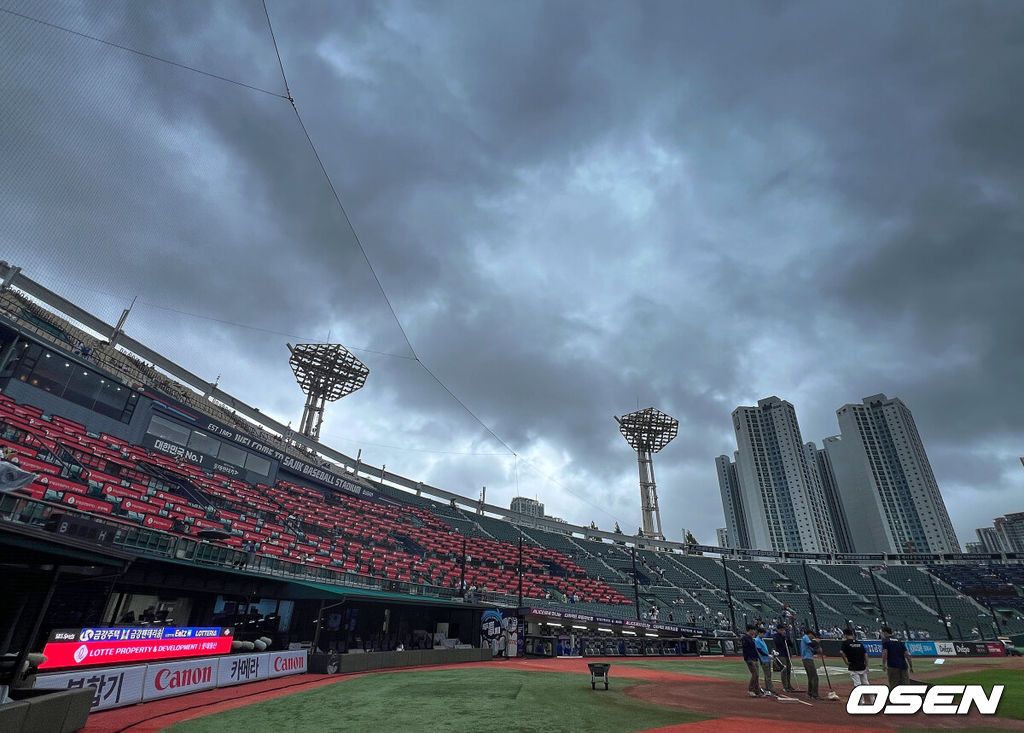 20일 부산 사직야구장에서 2025 신한 SOL 뱅크 KBO 리그 롯데 자이언츠와 삼성 라이온즈의 경기가 열린다. 홈팀 롯데는 감보아가, 방문팀 삼성은 김대호가 선발 출전한다.경기 개시 1시간 30분을 앞두고 먹구름이 사직야구장을 가득 덮고 있다. 2025.06.20 / foto0307@osen.co.kr
