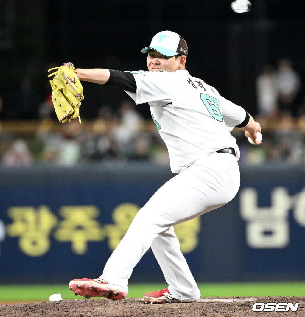 19일 오후 광주-기아 챔피언스필드에서 2025 신한 SOL Bank KBO리그 KIA 타이거즈와 KT 위즈의 경기가 열렸다.KIA는 올러, KT는 배제성을 선발 투수로 내세웠다.8회초 KIA 성영탁이 역투하고 있다. 2025.06.19 /sunday@osen.co.kr