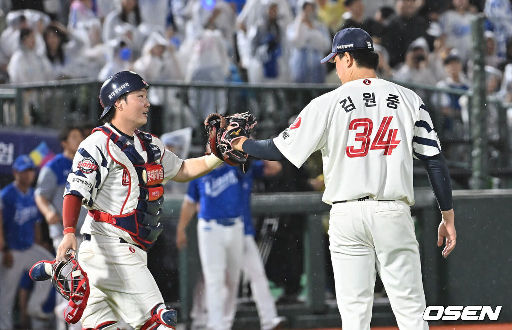20일 부산 사직야구장에서 2025 신한 SOL 뱅크 KBO 리그 롯데 자이언츠와 삼성 라이온즈의 경기가 열렸다. 홈팀 롯데는 감보아가, 방문팀 삼성은 김대호가 선발 출전했다.롯데 자이언츠 정보근이 삼성 라이온즈에 3-1로 승리한 후 김원중과 기쁨을 나누고 있다. 2025.06.20 / foto0307@osen.co.kr