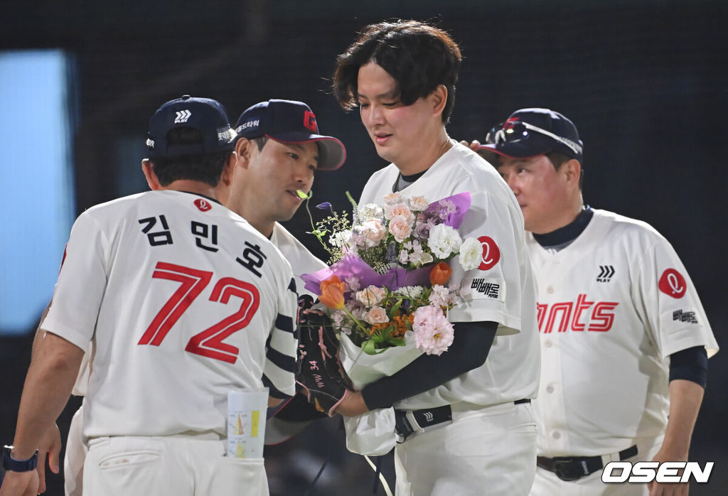 18일 부산 사직야구장에서 2025 신한 SOL 뱅크 KBO 리그 롯데 자이언츠와 한화 이글스의 경기가 열렸다. 홈팀 롯데는 홍민기가, 방문팀 한화는 엄상백이 선발 출전했다.롯데 자이언츠 김원중이 한화 이글스에 6-3으로 승리, 팀 최초 150 세이브를 달성하고 주장 전준우로부터 축하 꽃다발을 받고 있다. 2025.06.18 / foto0307@osen.co.kr