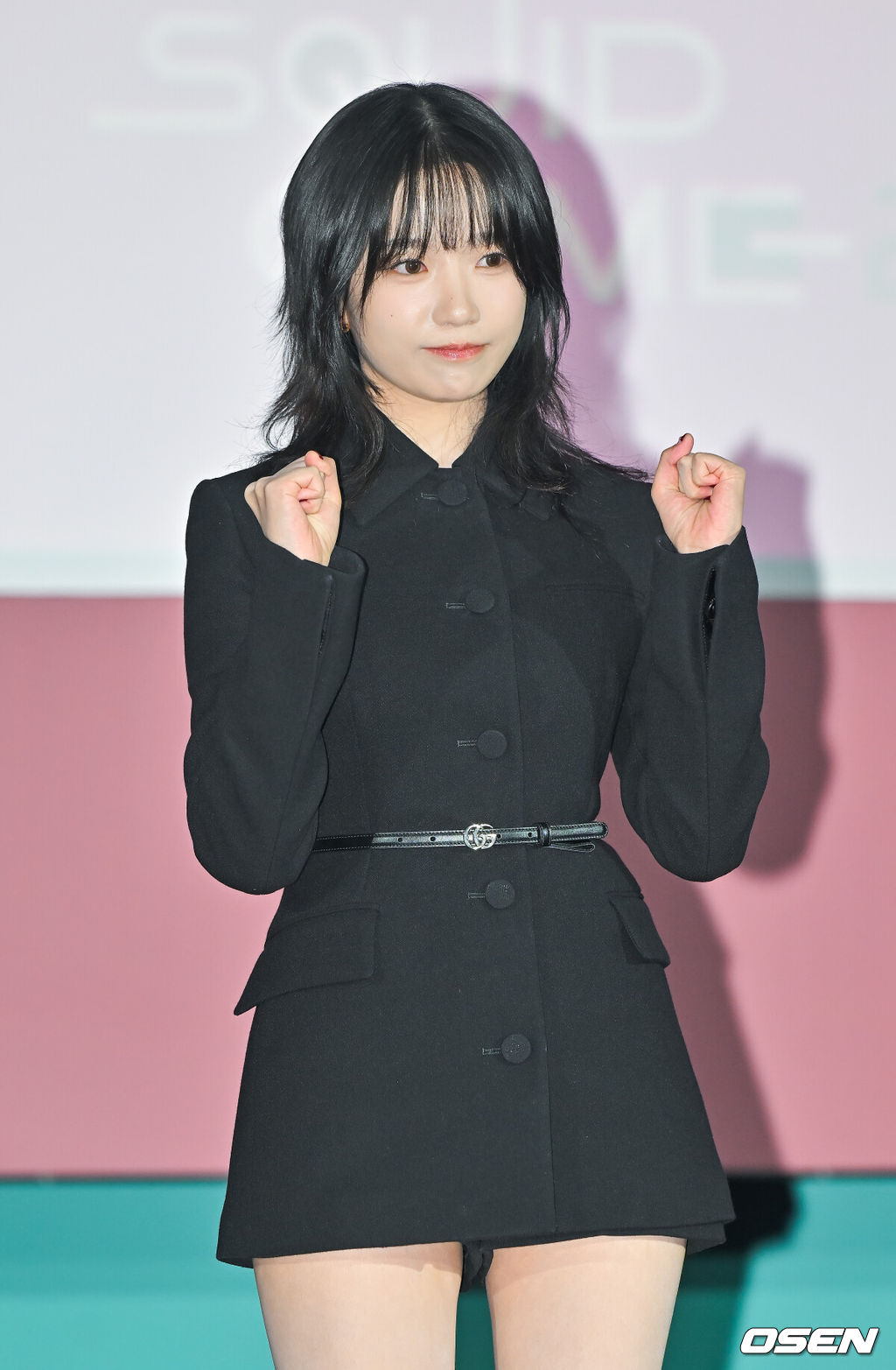 9일 오전 서울 중구 동대문디자인플라자(DDP)에서 넷플릭스 오리지널 시리즈 '오징어 게임' 시즌2 제작발표회가 진행됐다.배우 이정재, 이병헌, 임시완, 강하늘, 위하준, 박규영, 이진욱, 박성훈, 양동근, 강애심, 이서환, 조유리가 출연하는 ‘오징어 게임’ 시즌2는 복수를 다짐하고 다시 돌아와 게임에 참가하는 기훈(이정재)과 그를 맞이하는 프론트맨(이병헌)의 치열한 대결, 그리고 다시 시작되는 진짜 게임을 담은 이야기로 12월 26일 공개된다.배우 겸 가수 조유리가 포즈를 취하고 있다 2024.12.09 / soul1014@osen.co.kr
