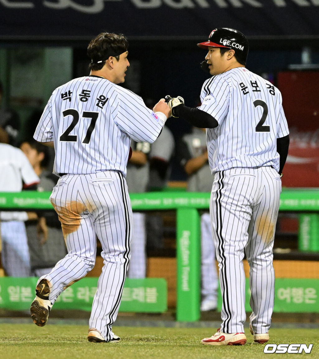 28일 오후 서울 잠실구장에서 ‘2025 신한 SOL Bank KBO리그’ LG 트윈스와 한화 이글스의 경기가 열렸다.이날 LG는 코엔 윈, 한화는 코디 폰세를 선발투수로 내세웠다.7회말 2사 2,3루에서 LG 박동원, 문보경이 박해민의 동점 2타점 적시타에 홈을 밟으며 기뻐하고 있다. 2025.05.28 /jpnews@osen.co.kr