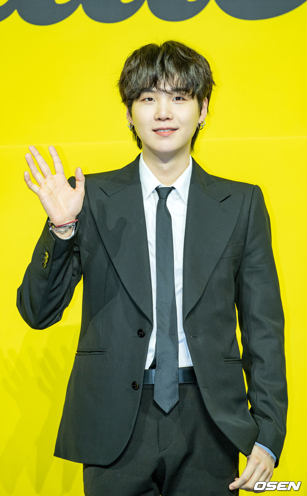 21일 오후 서울 송파구 올림픽공원 올림픽홀에서 방탄소년단(BTS)의 새 디지털 싱글 'Butter' 발매 기념 글로벌 기자간담회 포토타임이 진행됐다.그룹 방탄소년단(RM, 진, 슈가, 제이홉, 지민, 뷔, 정국)의 새 싱글 'Butter'는 오늘(21일) 오후 1시(한국시각)에 전 세계 동시에 발매된다. 방탄소년단의 새 디지털 싱글 'Butter'는 마음을 흔드는 방탄소년단의 귀여운 고백을 담은 청량하고 중독성 강한 댄스 팝 장르의 서머송이다. 버터처럼 부드럽게 스며드는 방탄소년단의 독보적인 매력을 느낄 수 있는 곡으로 방탄소년단만의 음악적 스타일을 더한 것으로 알려져 기대를 모으고 있다.방탄소년단(BTS) 슈가가 무대 위에서 포토타임을 갖고 있다./ rumi@osen.co.kr
