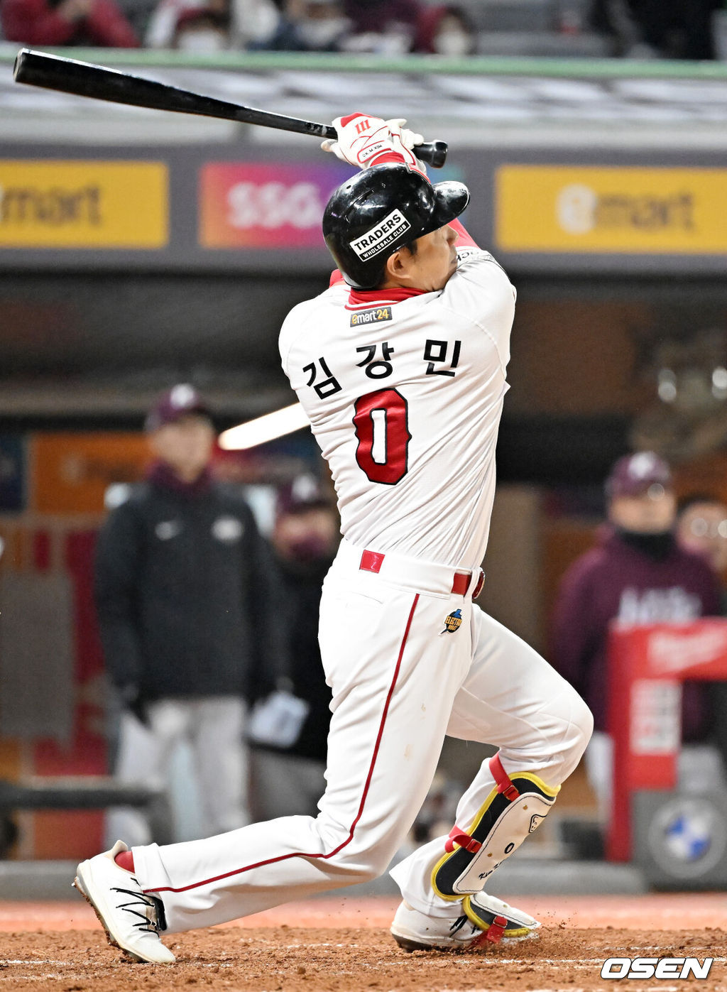 7일 오후 인천 SSG랜더스필드에서 ‘2022 KBO리그 포스트시즌 한국시리즈’ 5차전 SSG 랜더스와 키움 히어로즈의 경기가 열려 SSG가 김강민의 9회말 끝내기 스리런 홈런으로 극적인 역전승을 거두었다.9회말 무사 1,3루 SSG 김강민이 끝내기 스리런 홈런을 치고 있다. 2022.11.07/ rumi@osen.co.kr