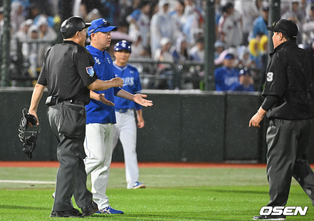 20일 부산 사직야구장에서 2025 신한 SOL 뱅크 KBO 리그 롯데 자이언츠와 삼성 라이온즈의 경기가 열렸다. 홈팀 롯데는 감보아가, 방문팀 삼성은 김대호가 선발 출전했다.삼성 라이온즈 박진만 감독이 6회초 그라운드 정비를 위해 경기가 중단되자 항의하고 있다. 2025.06.20 / foto0307@osen.co.kr