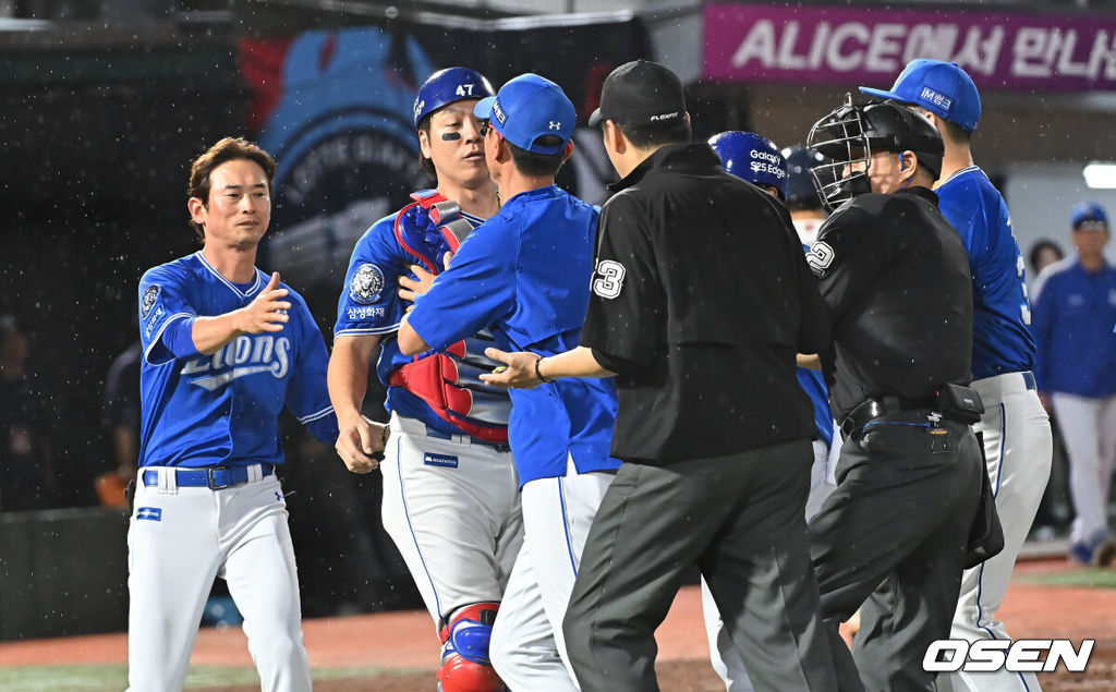 20일 부산 사직야구장에서 2025 신한 SOL 뱅크 KBO 리그 롯데 자이언츠와 삼성 라이온즈의 경기가 열렸다. 홈팀 롯데는 감보아가, 방문팀 삼성은 김대호가 선발 출전했다.삼성 라이온즈 강민호가 8회말 2사 롯데 자이언츠 한태양 타석때 1루심과 신경전을 벌이고 있다. 2025.06.20 / foto0307@osen.co.kr
