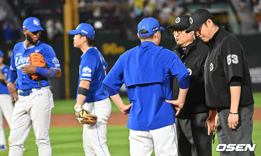 20일 부산 사직야구장에서 2025 신한 SOL 뱅크 KBO 리그 롯데 자이언츠와 삼성 라이온즈의 경기가 열렸다. 홈팀 롯데는 감보아가, 방문팀 삼성은 김대호가 선발 출전했다.삼성 라이온즈 박진만 감독이 8회말 2사 롯데 자이언츠 한태양 타석때 강민호가 1루심과 신경전을 벌이자 얘기를 하고 있다. 2025.06.20 / foto0307@osen.co.kr