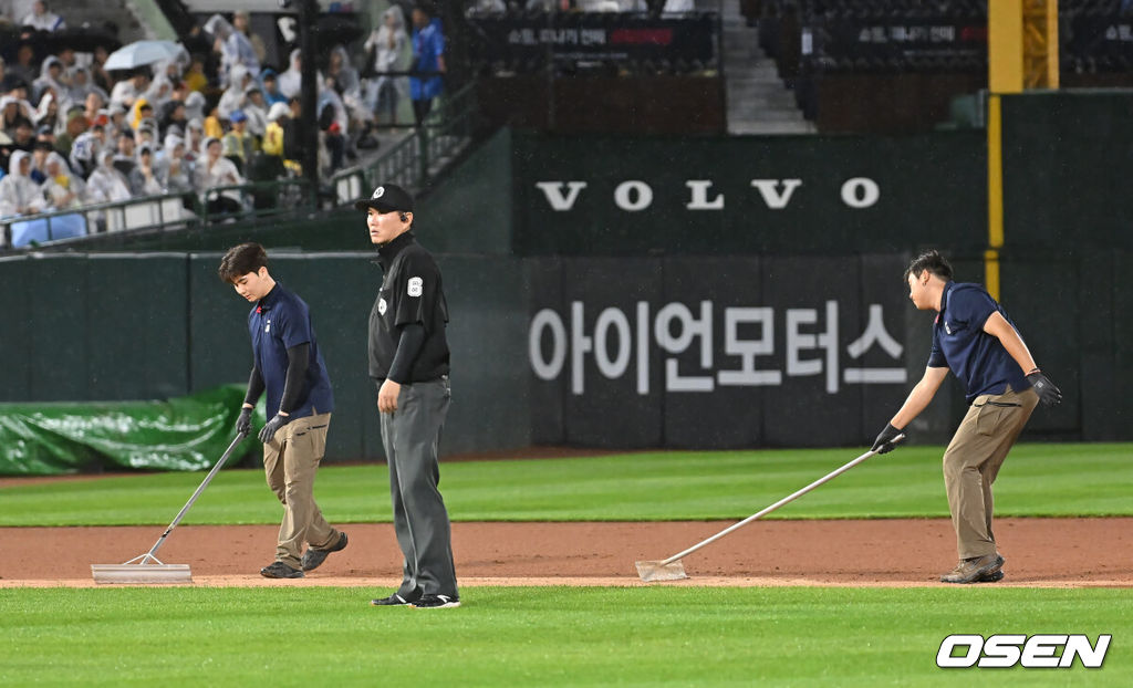 20일 부산 사직야구장에서 2025 신한 SOL 뱅크 KBO 리그 롯데 자이언츠와 삼성 라이온즈의 경기가 열렸다. 홈팀 롯데는 감보아가, 방문팀 삼성은 김대호가 선발 출전했다.관계자들이 6회초 비가 내린 그라운드 정비를 하고 있다. 2025.06.20 / foto0307@osen.co.kr