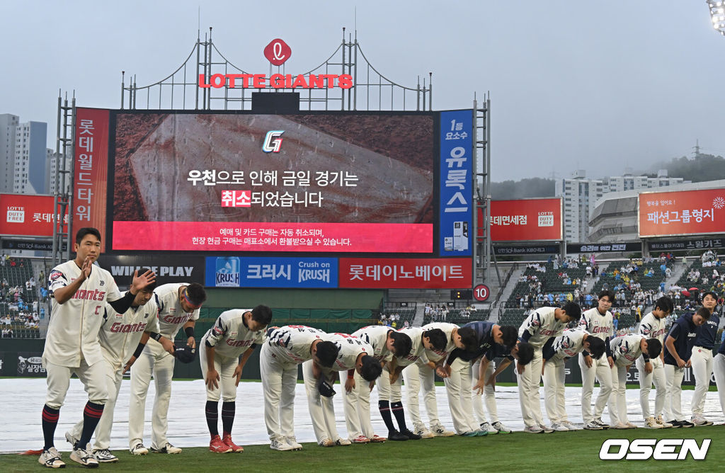 21일 부산 사직야구장에서 열릴 예정이던 2025 신한 SOL 뱅크 KBO 리그 롯데 자이언츠와 삼성 라이온즈의 경기가 취소됐다. 홈팀 롯데는 박세웅이, 방문팀 삼성은 최원태가 선발 출전키로 했었다.롯데 자이언츠 선수들이 팬들에게 감사 인사를 하고 있다. 2025.06.21 / foto0307@osen.co.kr
