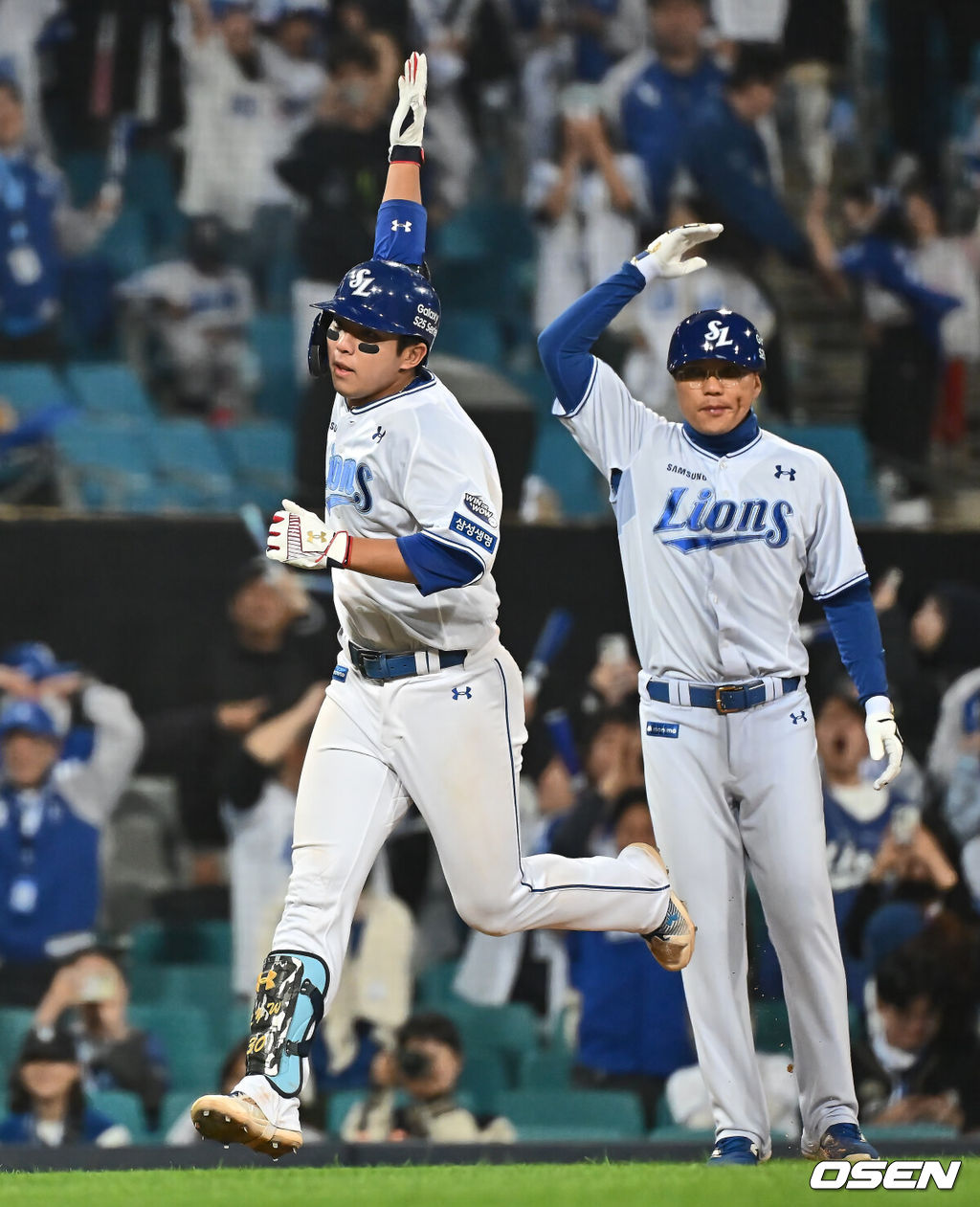 23일 대구삼성라이온즈파크에서 2025 신한 SOL 뱅크 KBO 리그 삼성 라이온즈와 KIA 타이거즈의 경기가 열렸다. 홈팀 삼성은 황동재가, 방문팀 KIA는 네일이 선발 출전했다. 삼성 라이온즈 김영웅이 8회말 1사 1루 우월 2점 홈런을 치고 하이파이브를 하고 있다. 2025.05.23 / foto0307@osen.co.kr