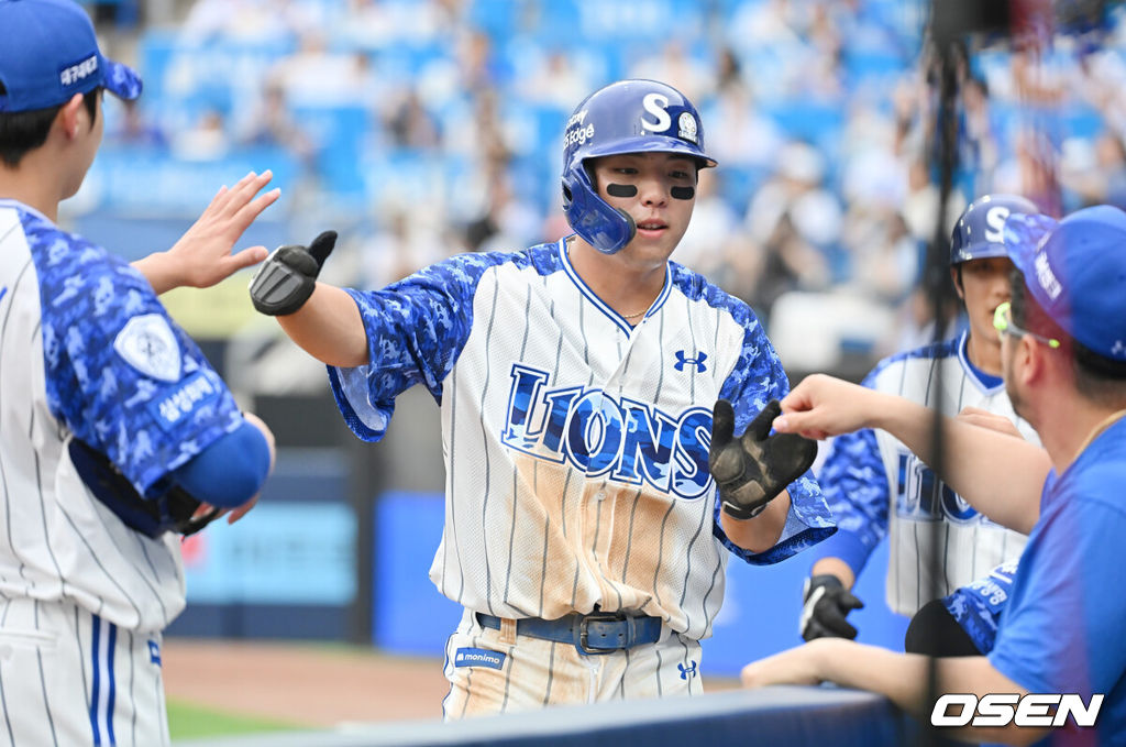 6일 대구삼성라이온즈파크에서 2025 신한 SOL 뱅크 KBO 리그 삼성 라이온즈와 NC 다이노스의 경기가 열렸다. 홈팀 삼성은 원태인이, 방문팀 NC는 김녹원이 선발 출전했다. 삼성 라이온즈 김영웅이 2회말 1사 만루 양도근의 유격수 앞 땅볼때 NC 다이노스 김주원의 송구 실책으로 득점을 올리고 하이파이브를 하고 있다. 2025.06.06 / foto0307@osen.co.kr
