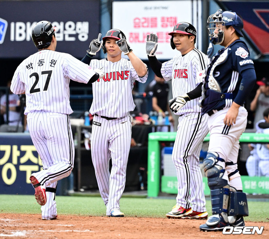 21일 오후 서울 잠실구장에서 ‘2025 신한 SOL Bank KBO리그’ LG 트윈스와 두산 베어스의 경기가 열렸다.LG는 에르난데스, 두산은 곽빈이 선발로 나섰다.4회말 무사 1,2루에서 LG 박동원이 역전 우월 스리런포를 날리며 동료선수들과 기뻐하고 있다. 2025.06.21 /jpnews@osen.co.kr