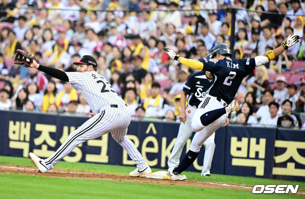 21일 오후 서울 잠실구장에서 ‘2025 신한 SOL Bank KBO리그’ LG 트윈스와 두산 베어스의 경기가 열렸다.LG는 에르난데스, 두산은 곽빈이 선발로 나섰다.6회초 1사 1,2루에서 두산 김민석이 2루땅볼을 날리고 1루엣 LG 오스틴에 앞서 가까스로 세이프되고 있다. 2025.06.21 /jpnews@osen.co.kr