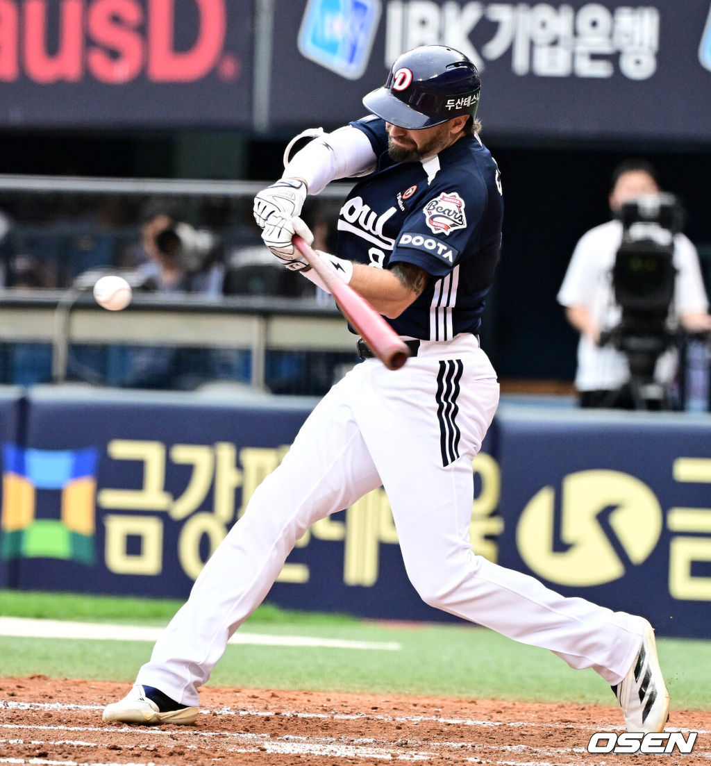 21일 오후 서울 잠실구장에서 ‘2025 신한 SOL Bank KBO리그’ LG 트윈스와 두산 베어스의 경기가 열렸다.LG는 에르난데스, 두산은 곽빈이 선발로 나섰다.4회초 1사 1,2루에서 두산 케이브가 2타점 좌중간 적시 2루타를 날리고 있다. 2025.06.21 /jpnews@osen.co.kr