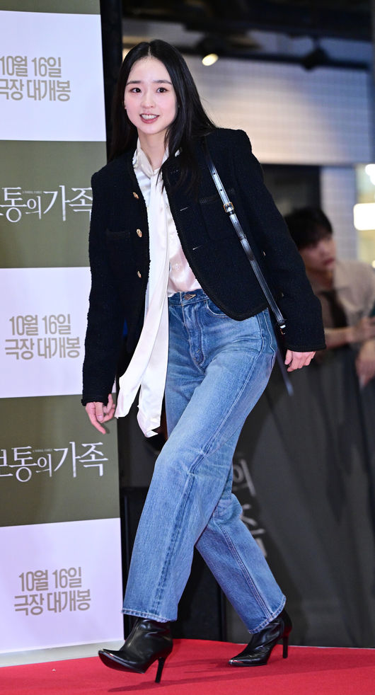 7일 오후 서울 삼성동 메가박스 코엑스에서 영화 ‘보통의 가족’ (감독 허진호) VIP 시사회가 열렸다.<br /><br />영화 ‘보통의 가족'은 각자의 신념을 가지고 살아가던 네 사람이 아이들의 범죄 현장이 담긴 CCTV를 보게 되면서 모든 것이 무너져가는 모습을 담은 이야기다. <br /><br />전 체조선수 손연재가 VIP 시사회에 참석해 포토타임을 하고 있다. 2024.10.07 / dreamer@osen.co.kr