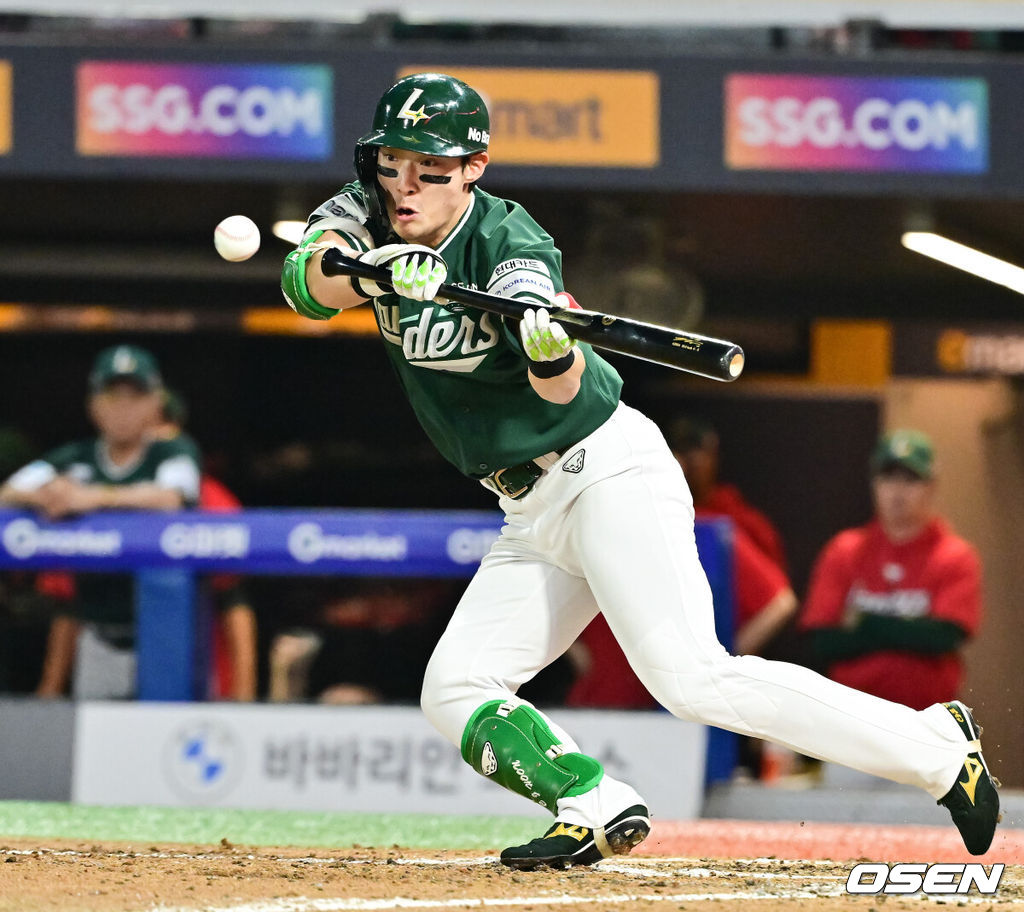 21일 오후 인천 SSG랜더스필드에서 ‘2025 신한 SOL BANK KBO리그’ SSG 랜더스와 KIA 타이거즈의 경기가 진행됐다.이날 SSG는 김광현을, KIA는 양현종을 선발투수로 내세웠다.9회말 1사 SSG 최지훈이 기습 번트 안타를 성공시키고 있다.   2025.06.21 / soul1014@osen.co.kr