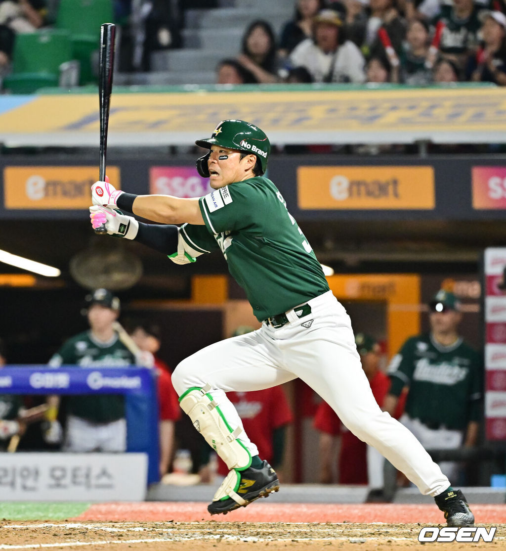 21일 오후 인천 SSG랜더스필드에서 ‘2025 신한 SOL BANK KBO리그’ SSG 랜더스와 KIA 타이거즈의 경기가 진행됐다.이날 SSG는 김광현을, KIA는 양현종을 선발투수로 내세웠다.9회말 1사 1,2루 SSG 한유섬이 동점 1타점 적시타를 날리고 있다  2025.06.21 / soul1014@osen.co.kr