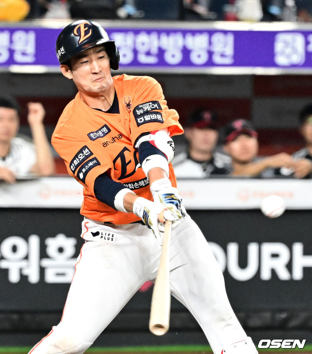 5회말 2사 2루에서 한화 최재훈이 1타점 적시타를 날리고 있다. 2025.06.15 /jpnews@osen.co.kr