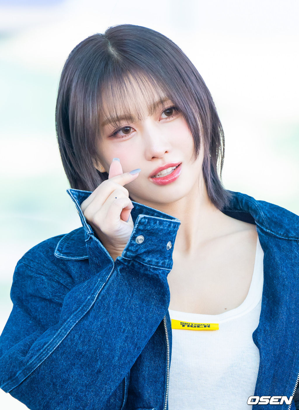 트와이스 모모가 24일 인천국제공항을 통해 오니츠카타이거 밀라노 패션위크 참석차 이탈리아 밀라노로 출국했다.  트와이스 모모가 출국에 앞서 포즈를 취하고 있다.   2025.02.24 / soul1014@osen.co.kr
