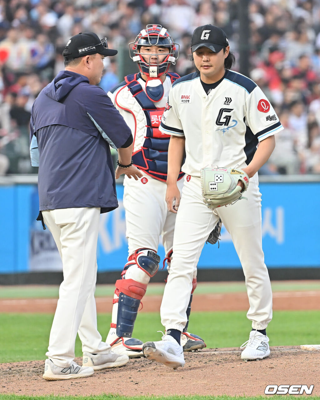 1일 부산 사직야구장에서 2025 신한 SOL 뱅크 KBO 리그 롯데 자이언츠와 SSG 랜더스의 경기가 열렸다. 홈팀 롯데는 이민석이, 방문팀 SSG는 앤더슨이 선발 출전했다.롯데 자이언츠 정철원이 7회초 역전을 허용한 후 교체되고 있다. 2025.06.01 / foto0307@osen.co.kr