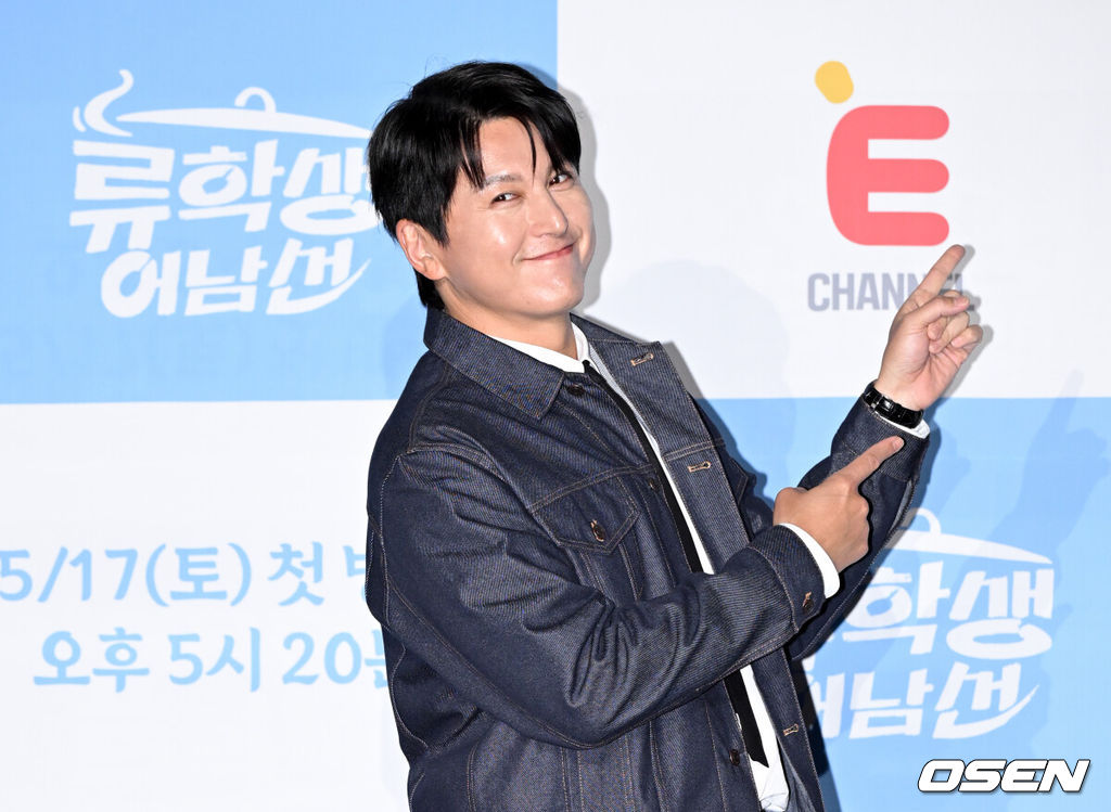 ㅁE채널 새 예능 ‘류학생 어남선’ 제작발표회가 15일 서울 종로구 씨네큐브 광화문에서 열렸다.'류학생 어남선'은 '먹고 배우고 완성하라'는 슬로건으로 류수영, 윤경호, 기현이 함께 현지로 떠나 세계의 낯선 요리를 배우고 해외의 '킥'을 넣어 요리를 완성하는 예능 프로그램이다. 세 사람은 포르투로 첫 번째 요리 유학을 떠난다.배우 류수영이 포즈를 취하고 있다. 2025.05.15 /cej@osen.co.kr