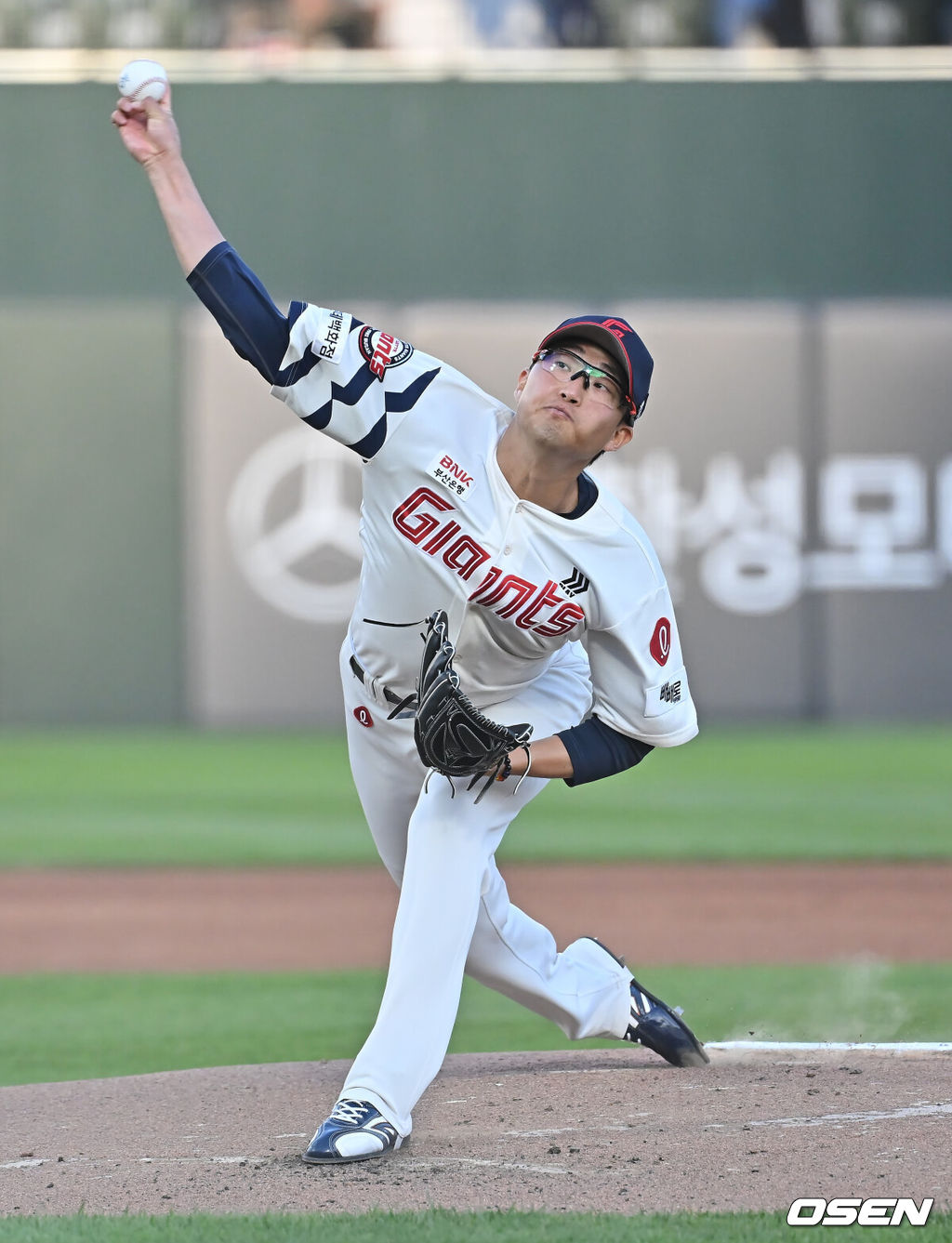 4일 부산 사직야구장에서 2025 신한 SOL 뱅크 KBO 리그 롯데 자이언츠와 키움 히어로즈의 경기가 열렸다. 홈팀 롯데는 박세웅이, 방문팀 키움은 김윤하가 선발 출전했다.롯데 자이언츠 선발 투수 박세웅이 역투하고 있다. 2025.06.04 / foto0307@osen.co.kr