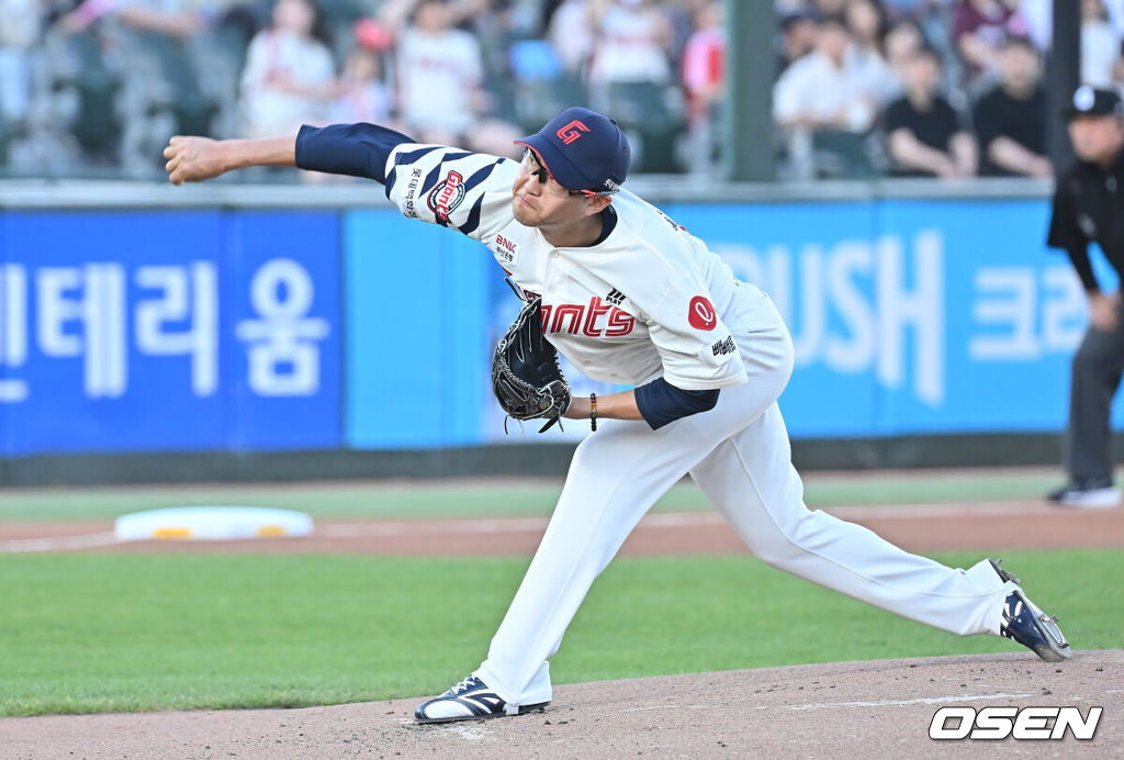 4일 부산 사직야구장에서 2025 신한 SOL 뱅크 KBO 리그 롯데 자이언츠와 키움 히어로즈의 경기가 열렸다. 홈팀 롯데는 박세웅이, 방문팀 키움은 김윤하가 선발 출전했다.롯데 자이언츠 선발 투수 박세웅이 역투하고 있다. 2025.06.04 / foto0307@osen.co.kr