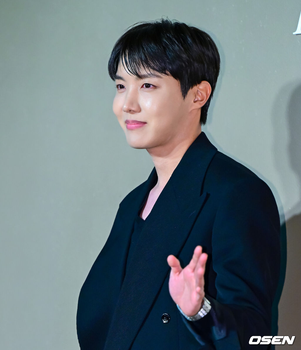 22일 오후 서울 성동구 성수동의 한 매장에서 스위스 고급 시계 제조사 포토행사가 열렸다.이날 방탄소년단 제이홉, 배우 차은우, 박신혜, 지진희, 모델 아이린, 셰프 안성재가 참석했다.가수 방탄소년단 제이홉이 포토타임을 하고 있다. 2024.11.22 / jpnews@osen.co.kr