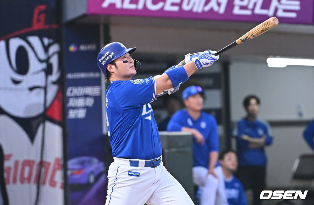 22일 부산 사직야구장에서 2025 신한 SOL 뱅크 KBO 리그 롯데 자이언츠와 삼성 라이온즈의 경기가 열렸다. 홈팀 롯데는 박세웅이, 방문팀 삼성은 원태인이 선발 출전했다.삼성 라이온즈 박병호가 힘찬 타격을 하고 있다. 2025.06.22 / foto0307@osen.co.kr
