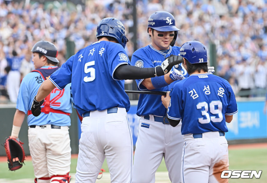 22일 부산 사직야구장에서 2025 신한 SOL 뱅크 KBO 리그 롯데 자이언츠와 삼성 라이온즈의 경기가 열렸다. 홈팀 롯데는 박세웅이, 방문팀 삼성은 원태인이 선발 출전했다.삼성 라이온즈 박병호가 1회초 2사 1,3루 좌월 3점 홈런을 치고 하이파이브를 하고 있다. 2025.06.22 / foto0307@osen.co.kr